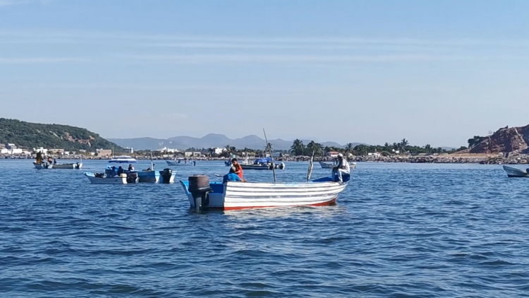 Pescadores bloquean el canal de navegación