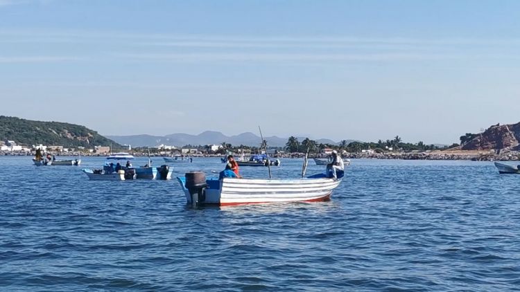 Pescadores bloquean el canal de navegaci&oacute;n
