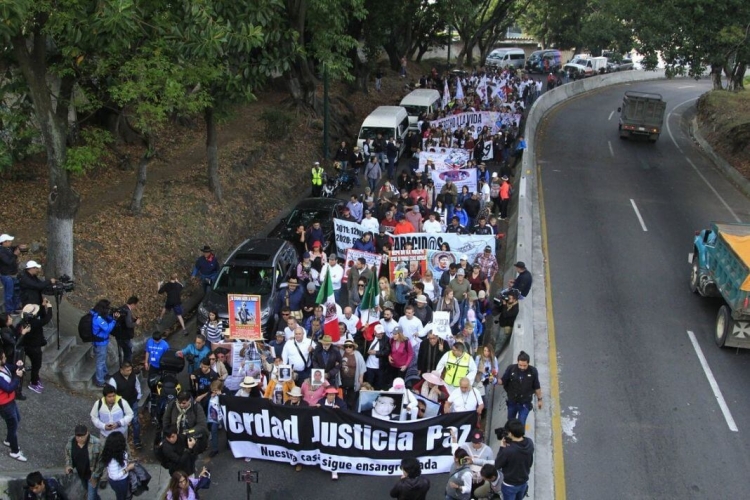 La Caravana por la Verdad, Justicia y Paz parte hacia Palacio Nacional con la tarea de ver a AMLO