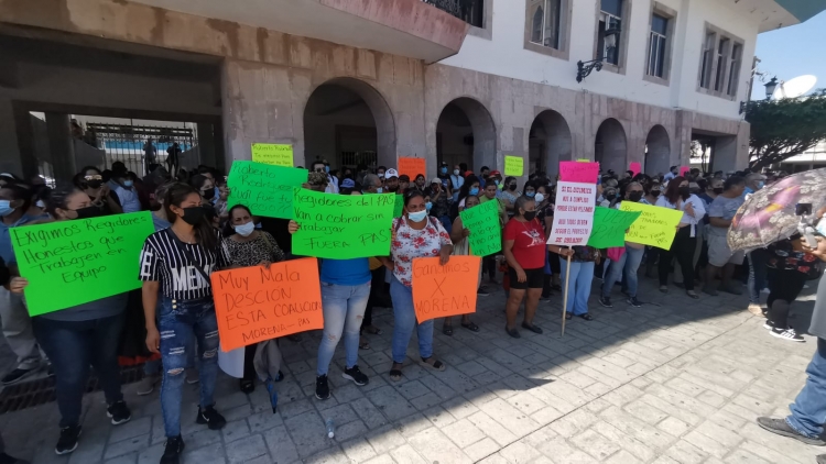 Se manifiestan ciudadanos en el Palacio Municipal