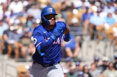 Sinaloense Alejandro Osuna destaca en derrota de Rangers ante Toronto