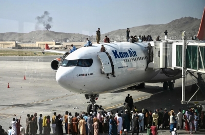Caos en el aeropuerto de Kabul: miles de afganos tratan de huir de los talibanes