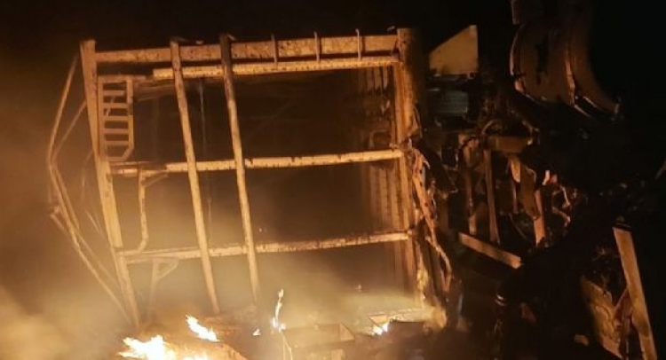 Chofer de camión de carga muere calcinado en volcadura e incendio, en Concordia