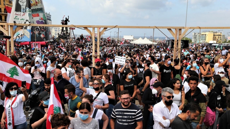 Manifestantes claman venganza en Beirut ante la explosi&oacute;n, piden colgar a dirigentes