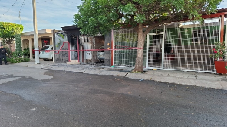 Hombres armados vandalizan y queman un domicilio en Santa Fe, al Norte de Culiac&aacute;n