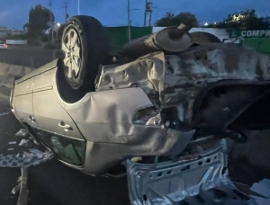 Volcadura al Sur de Culiac&aacute;n, en libramiento Benito Ju&aacute;rez, deja a un hombre lesionado
