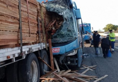 Autobús se “traga” parte de camión de carga en choque carretero