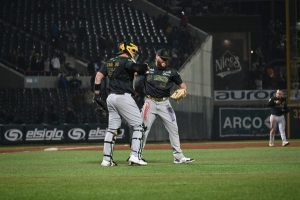Duelo cardiaco de extrainnings pone a los Ca&ntilde;eros a uno de la serie final de la LMP