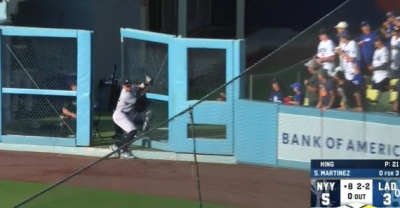 Aaron Judge abre la pared del Jard&iacute;n Derecho del Dodger Stadium con esta incre&iacute;ble atrapada