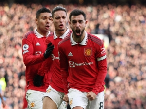 Manchester se pone rojo; United remonta en cuatro minutos al City