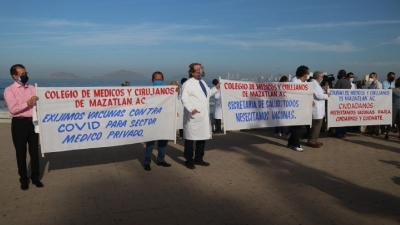 M&eacute;dicos solicitan vacunarse ante la llegada de turistas a Mazatl&aacute;n en la semana mayor