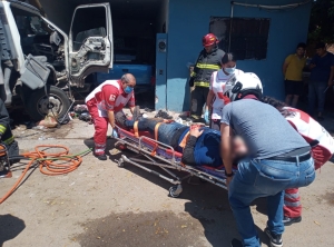 Chofer de cami&oacute;n de paqueter&iacute;a queda prensado tras choque contra poste y casa, en Culiac&aacute;n
