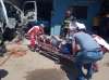 Chofer de cami&oacute;n de paqueter&iacute;a queda prensado tras choque contra poste y casa, en Culiac&aacute;n