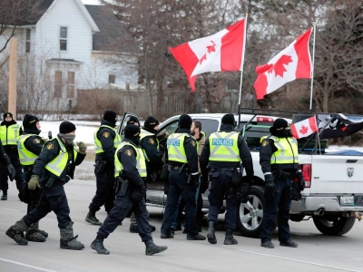 Canadá implementa operativo para desalojar puente fronterizo con EU