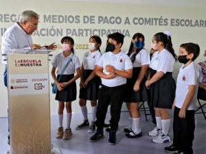 Gobernador de Sinaloa Rub&eacute;n Rocha Moya encabeza entrega de apoyos del programa 'La Escuela es Nuestra'