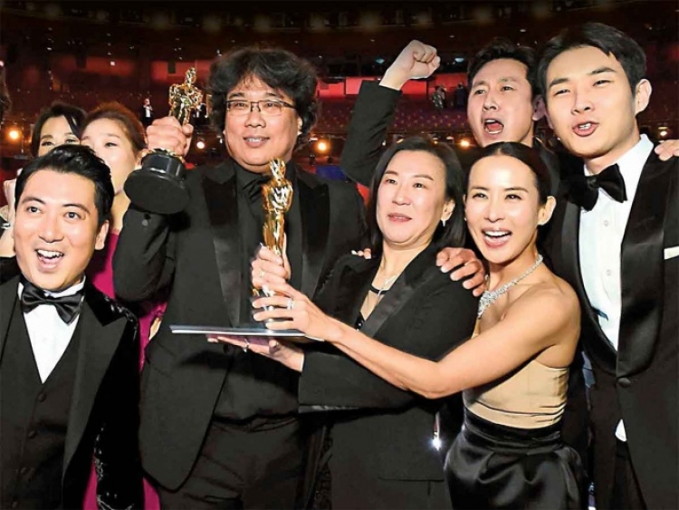 'Par&aacute;sitos' se convierte en el primer largometraje de no habla inglesa en ganar el Oscar a Mejor Pel&iacute;cula