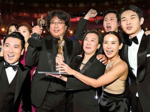 'Par&aacute;sitos' se convierte en el primer largometraje de no habla inglesa en ganar el Oscar a Mejor Pel&iacute;cula