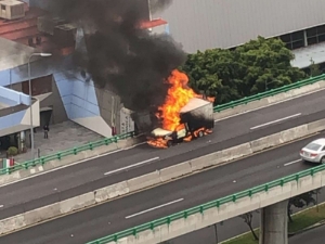 En CDMX: Veh&iacute;culo se incendia en segundo piso del Perif&eacute;rico
