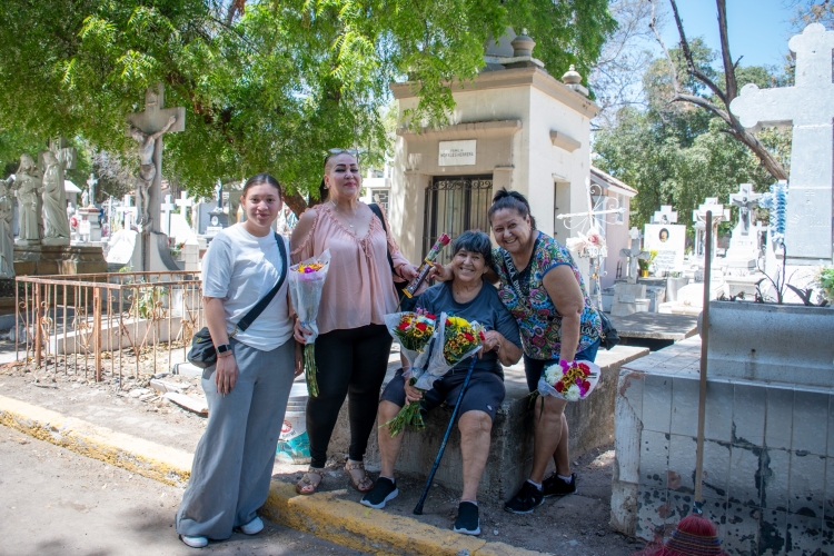 En Culiacán, Panteones recibieron a miles de visitantes en el Día de las Madres