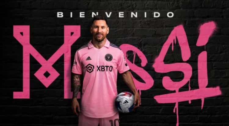 Messi firma su contrato con el Inter Miami; así luce con su nueva playera rosa