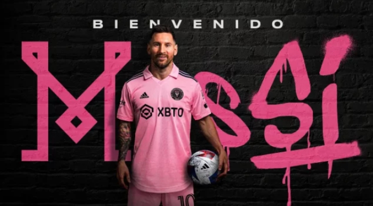 Messi firma su contrato con el Inter Miami; as&iacute; luce con su nueva playera rosa