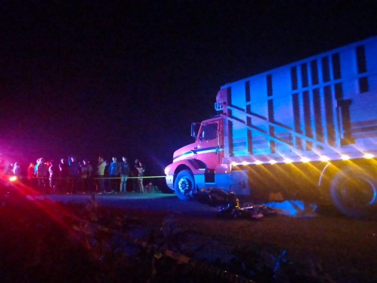 Motociclista muere en choque contra torton, en Culiacán