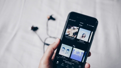 Spotify se inunda de fotografías para adultos