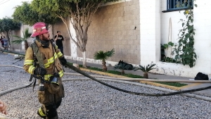 Se incendia pipa con carga de diesel en el fraccionamiento Santa Roc&iacute;o