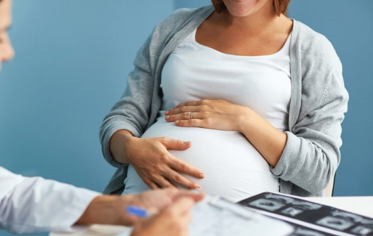Urge Reino Unido a embarazadas a vacunarse frente a variante Delta