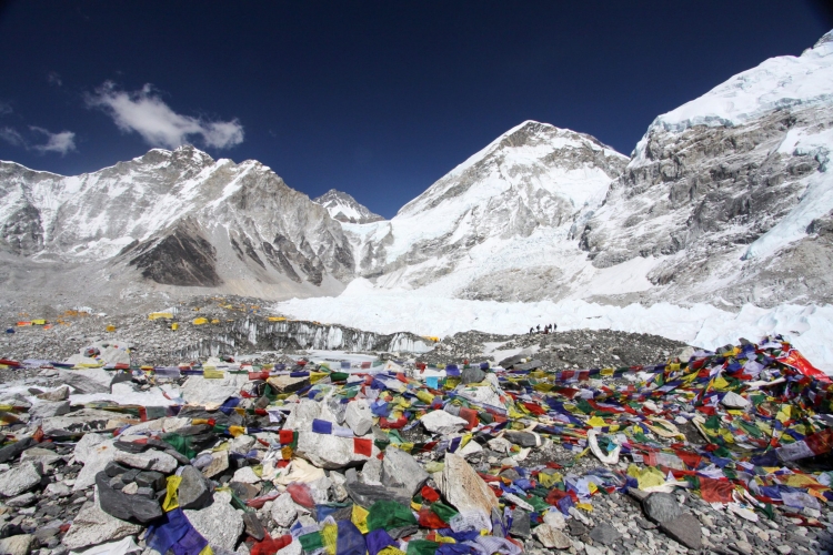 Hallan microplásticos en cima del Everest