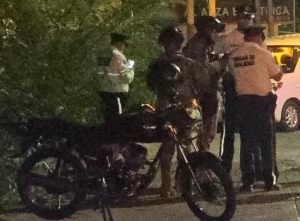 Un motociclista resultó lesionado al impactar su unidad contra un poste frente al Aeropuerto