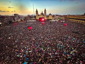 Concierto de Los Fabulosos Cadillacs re&uacute;ne a 300.000 personas en el Z&oacute;calo de Ciudad de M&eacute;xico