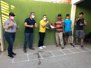 Entregan material deportivo a grupos vulnerables de Villa Ju&aacute;rez