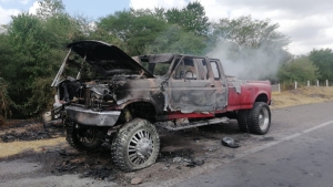 Tres personas resultan con quemaduras leves debido a incendio en camioneta en la que viajaban, en Angostura