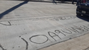 Marcan calle reci&eacute;n pavimentada con las palabras "Chapo", &ldquo;Arriba Joaqu&iacute;n&rdquo;, &ldquo;MZ&rdquo; y &ldquo;Chapiza&rdquo;