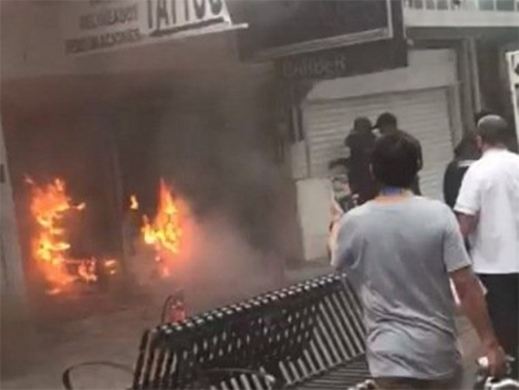Incendio en departamentos de Monterrey provoca fuerte movilización policiaca