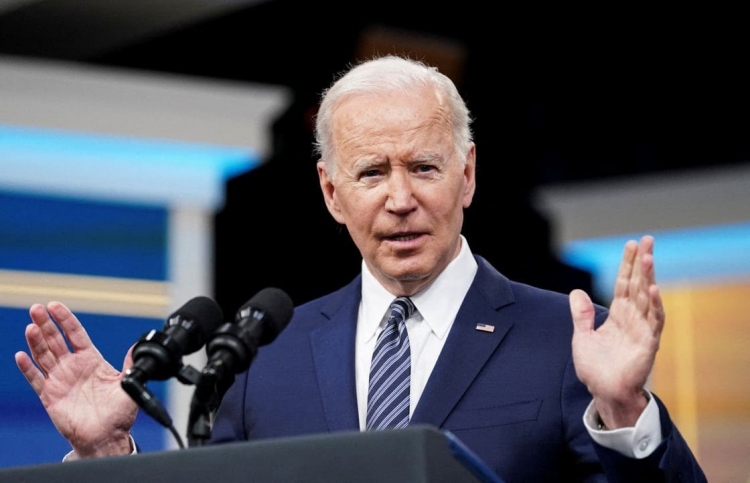 Biden busca suspender por 3 meses el impuesto federal sobre el precio de la gasolina