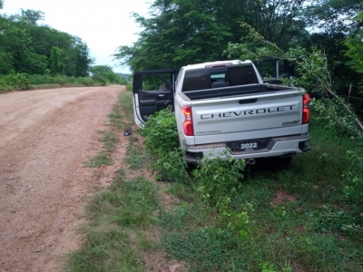 Tras persecución, delincuentes abandonan vehículo con armas largas y municiones, al norte de Culiacán
