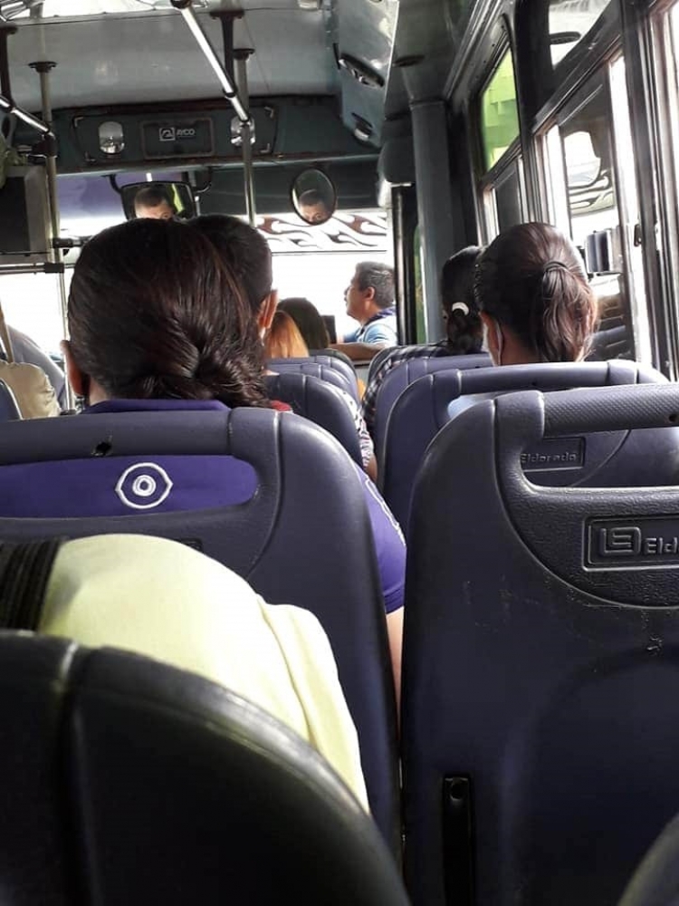 Que los choferes tambi&eacute;n usen el cubre bocas: Usuarios del transporte urbano