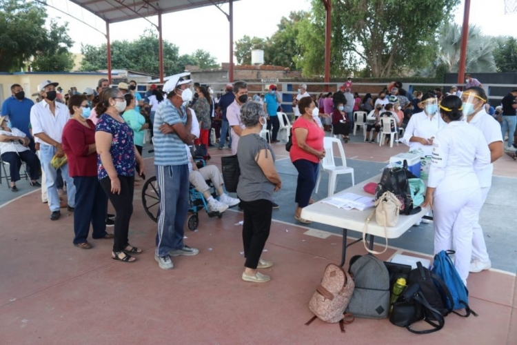 Cunde el desorden de adultos mayores durante la aplicación de la vacuna contra el Covid en El Rosario