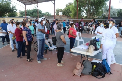 Cunde el desorden de adultos mayores durante la aplicaci&oacute;n de la vacuna contra el Covid en El Rosario