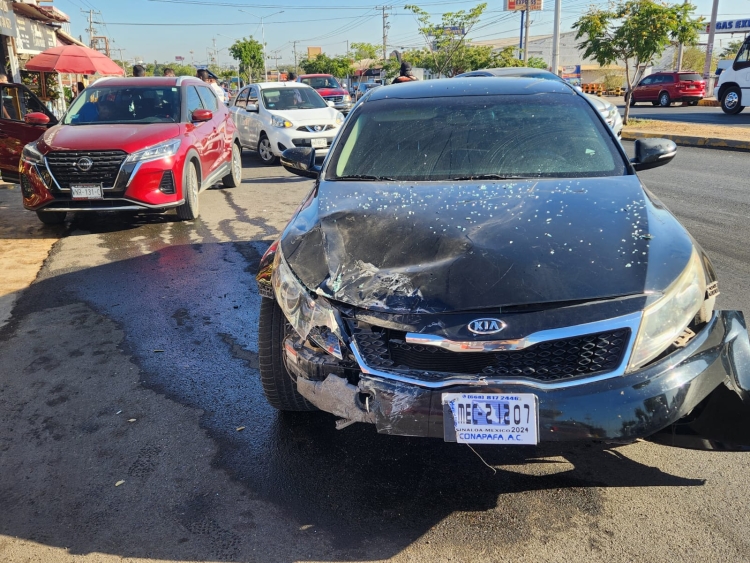 Presunto ebrio choca y tres personas resultan heridas
