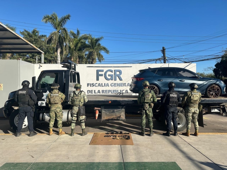 Distintas fuerzas de seguridad aseguran veh&iacute;culo en Fracc. Portalegre Estates I, en Culiac&aacute;n; confiscan arma corta y municiones