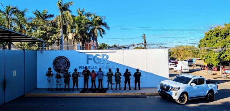 Fuerzas federales aseguran armas y un vehículo en Culiacán