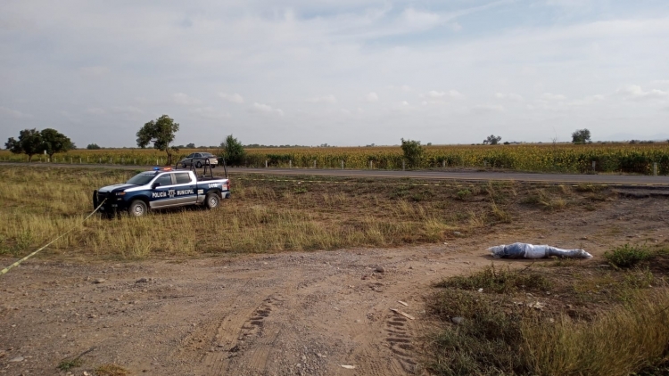 Dejan cadáver “emplayado” en autopista Culiacán-Mazatlán