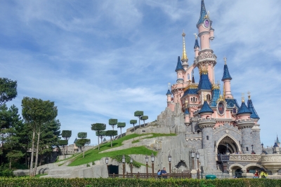 Disneyland Par&iacute;s se convierte en centro de vacunaci&oacute;n masiva