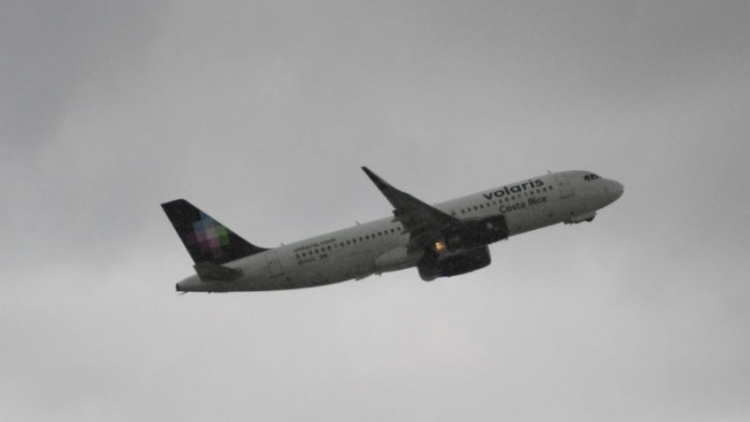 Pasajero en pleno vuelo de Volaris intenta, mediante el uso de la fuerza, desviar el avión a Estados Unidos
