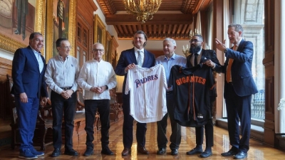 AMLO se re&uacute;ne con directivos de beisbol en Palacio Nacional antes del partido Gigantes vs Padres