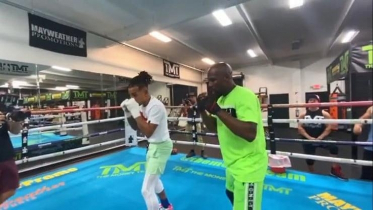Ozuna se sube al cuadrilatero con Floyd Mayweather para un entrenamiento 'especial'