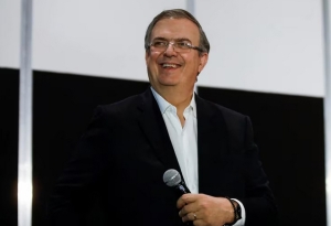 Ultim&aacute;tum de Ebrard: o se repone la consulta o se va de Morena